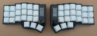 corne 'eyelash' 40% w/ e-ink screens & 26g switches keyboard image of corne ’eyelash’ 40% w/ e-ink screens & 26g switches keyboard